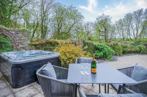 The Stables - 2 Bedroom Cottage - Princes Gate Vacation rental in Amroth