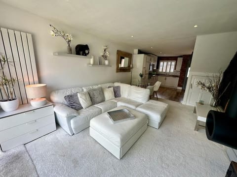 Fantastic 2-Bed House with Parking - Hosted by Hutch Lifestyle Vacation rental in Royal Leamington Spa