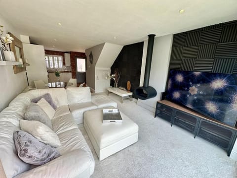 Fantastic 2-Bed House with Parking - Hosted by Hutch Lifestyle Vacation rental in Royal Leamington Spa