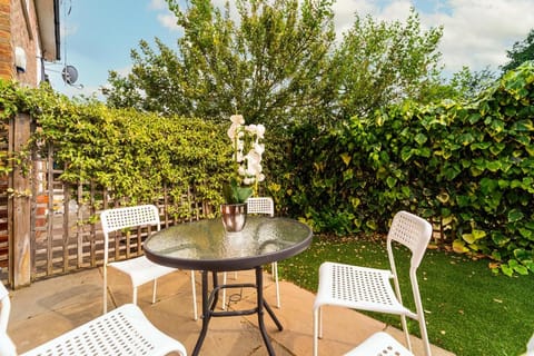 Kempton Park Views  Vacation rental in Hounslow