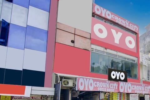 OYO Flagship Crown City Guest House Vacation rental in Noida