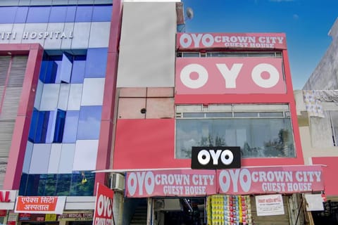 OYO Flagship Crown City Guest House Vacation rental in Noida