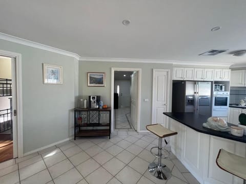 Spacious 5 Bedroom 2 Bathroom Home in Melbourne Vacation rental in Taylors Lakes