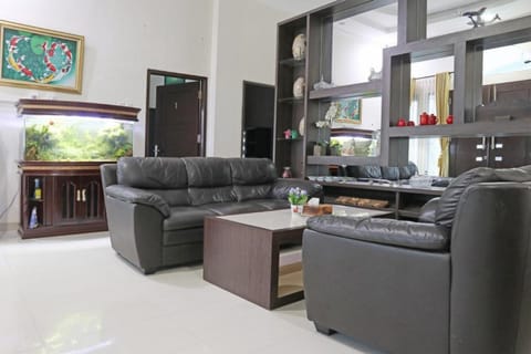 OYO 1326 Mahakam Guest House Vacation rental in Padang