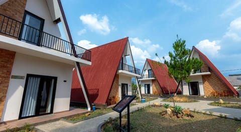 The Lavana Pyramid House Inkoppabri Puncak Vacation rental in Cisarua