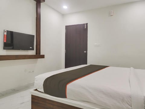 Collection O HOTEL RB GRAND @ KOMPALLY Vacation rental in Secunderabad