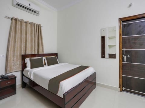 OYO Flagship SVS Grand Guest House Vacation rental in Hyderabad