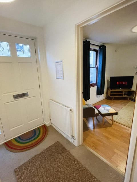 3 bed home in Cheltenham Town Centre with FREE PARKING for 1 car Vacation rental in Cheltenham