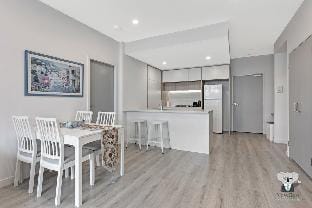 KozyGuru | Penrith | 2 Bed 2 Bath Apt Free Parking Vacation rental in Penrith