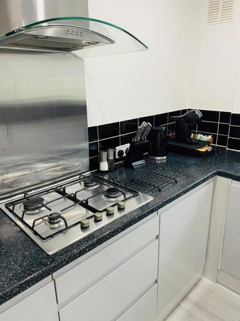 Home in Farnborough with Free Parking, Wifi & Netflix Vacation rental in Farnborough