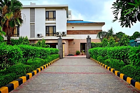 When In Gurgaon - ARTEMIS HOSPITAL 1 Min Walk  Vacation rental in Gurugram