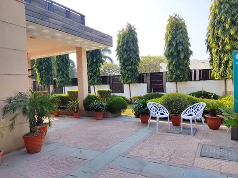 When In Gurgaon - ARTEMIS HOSPITAL 1 Min Walk  Vacation rental in Gurugram