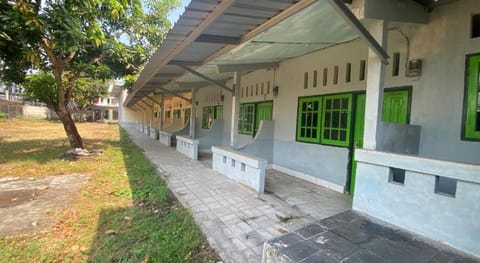 OYO Life 93256 Kos Meninting Vacation rental in Batu Layar