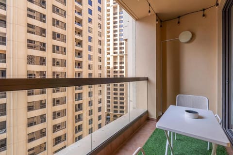 JBR Walk - Niche 3 Bedroom Apartment Free Parking, Gym & Pool by Sojo Stays Vacation rental in Dubai