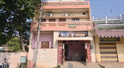 Goroomgo Mahamaya Guest House Varanasi Vacation rental in Varanasi