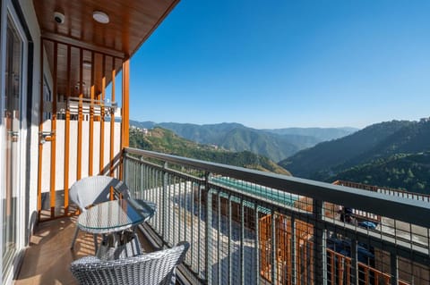 Alaya Stays 2 BHK Apartment with Hill View - Cliff Crest Vacation rental in Shimla