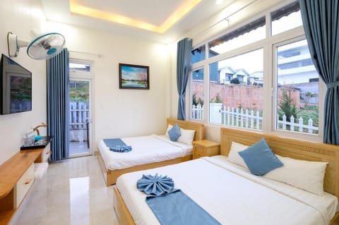 SUN VILLA - cạnh là  CAFEĐIỂM TÂM sân vườn hoa Vacation rental in Dalat