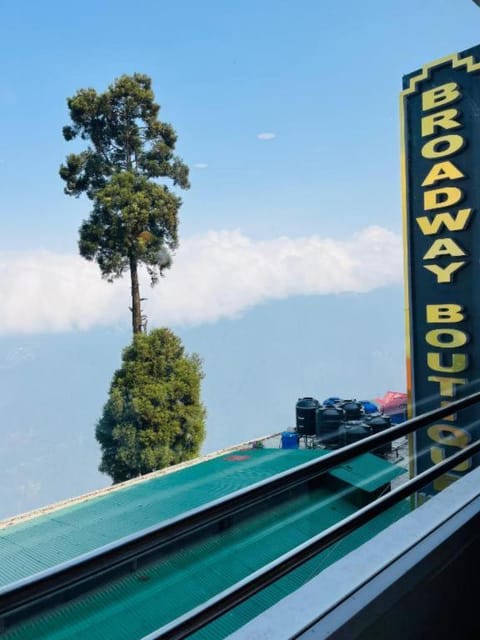 Goroomgo Broadway Boutique Mall Road Darjeeling Vacation rental in Darjeeling