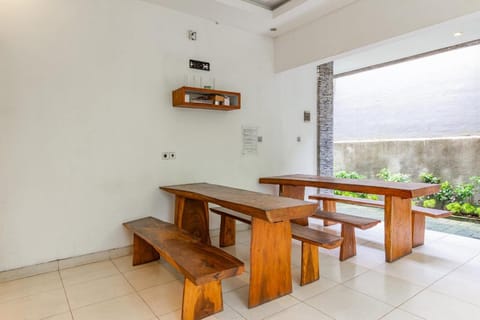 Super OYO Capital O 93905 Saren Guesthouse Bali Vacation rental in North Kuta