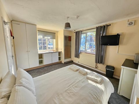 Central Studios Tennyson Road by Roomsbooked Vacation rental in Cheltenham