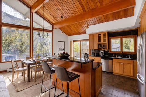 Breakfast bar in the kitchen.