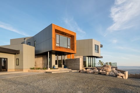Tall ceilings and windows.