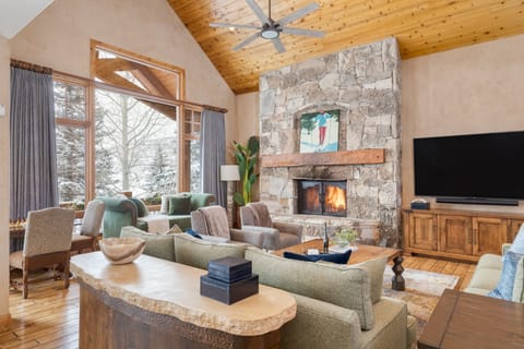 This stunning cabin is the perfect skier's retreat, located just a 5-minute drive from the Silver Lake Express Mountain cable car!