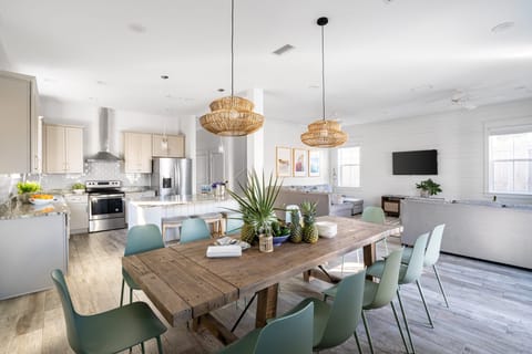 Dining room with plenty of space for entertaining.