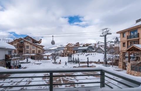 Enjoy a ski-in/ski-out lifestyle! (40A)