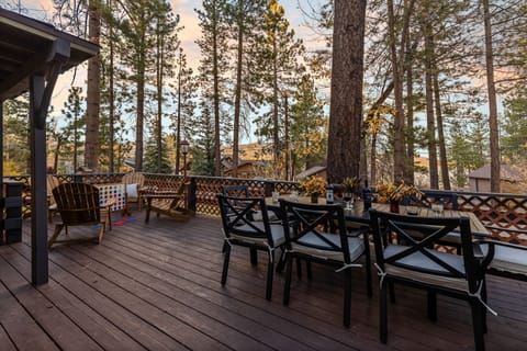 A spacious deck, perfect for entertaining!