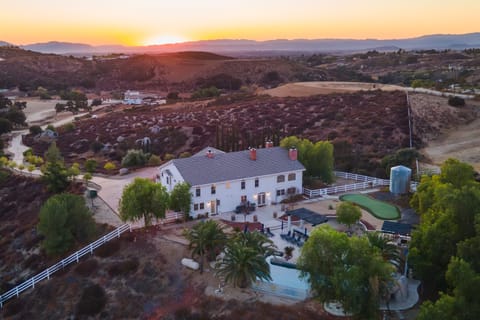 A perfect getaway, where modern design meets scenic beauty.