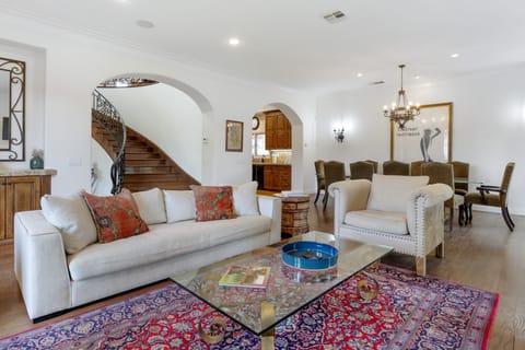 Warm, sunlit Tuscan-style charm