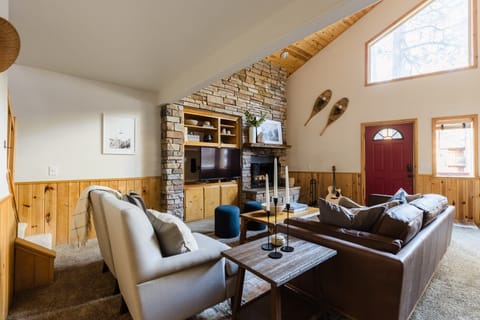 Living room of Jackhorn (Cabin 2).