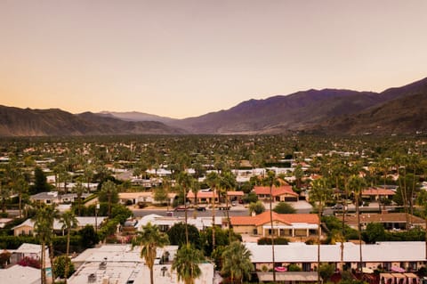 Who's that? The San Jacinto Mountains are waving hello!