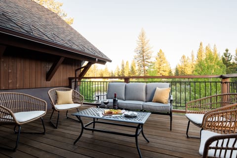 Lounge and enjoy the incredible balcony views.