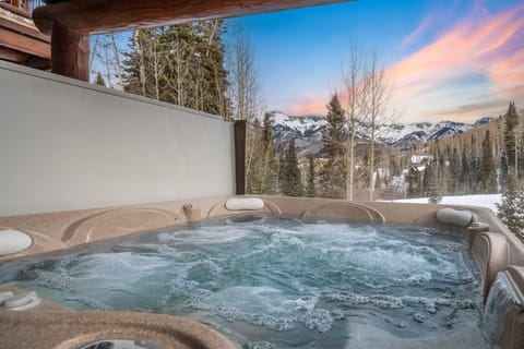 Hot tub overlooking the mountain peeks.