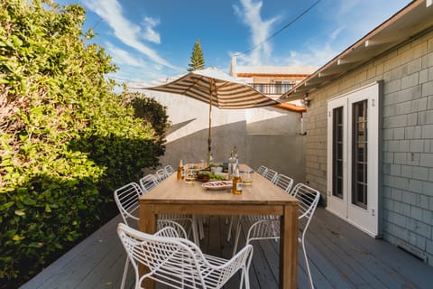 Enjoy dinner outside with your friends.