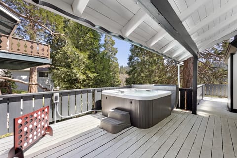 Hot tub with tree views. Lake Gregory is only moments away.