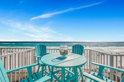 Alfresco meals with ocean views.