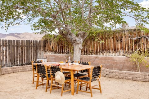 Dine al fresco under the skies of Joshua Tree.