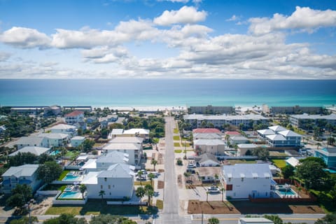 Just a 2-minute walk down the street to the Tarpon Beach Trail for easy access to the shores!