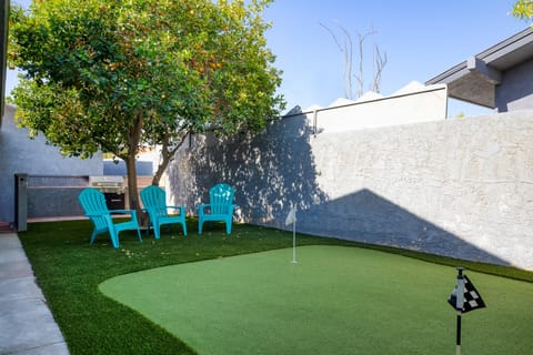 Putting green. (Quinta Blue)