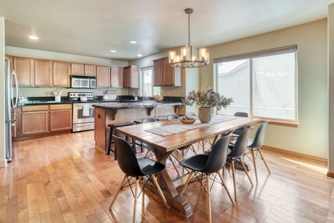 Contemporary interior with a full kitchen.