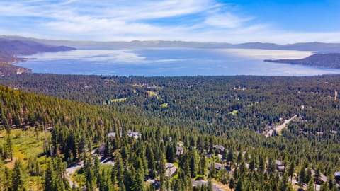 7-minute drive to the shores of Lake Tahoe.