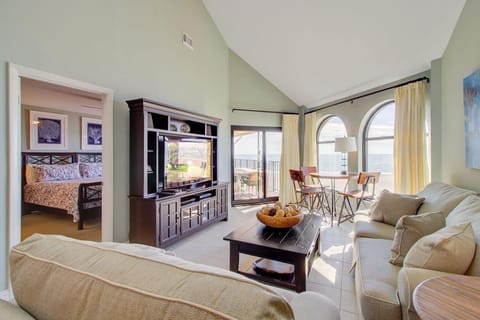 Bright and comfortable living room.