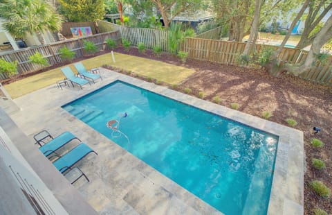 Private Pool with Sitting Shelf