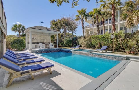 Private hot tub, pool and outdoor kitchen!