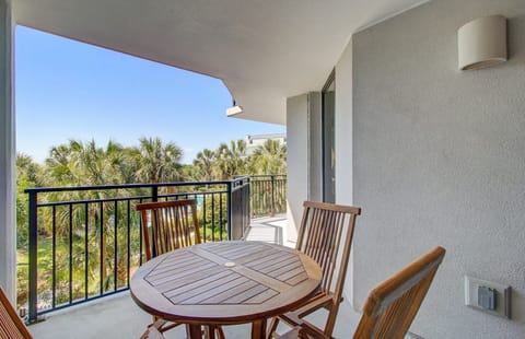 Outdoor dining on the balcony.