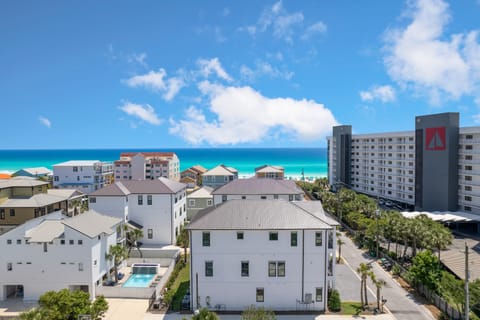 Access to Miramar Beach is just down the street.