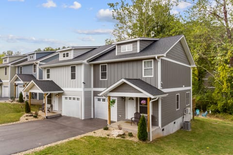 Welcome to Dogwood & Sweetgum — two beautiful homes outside Asheville!